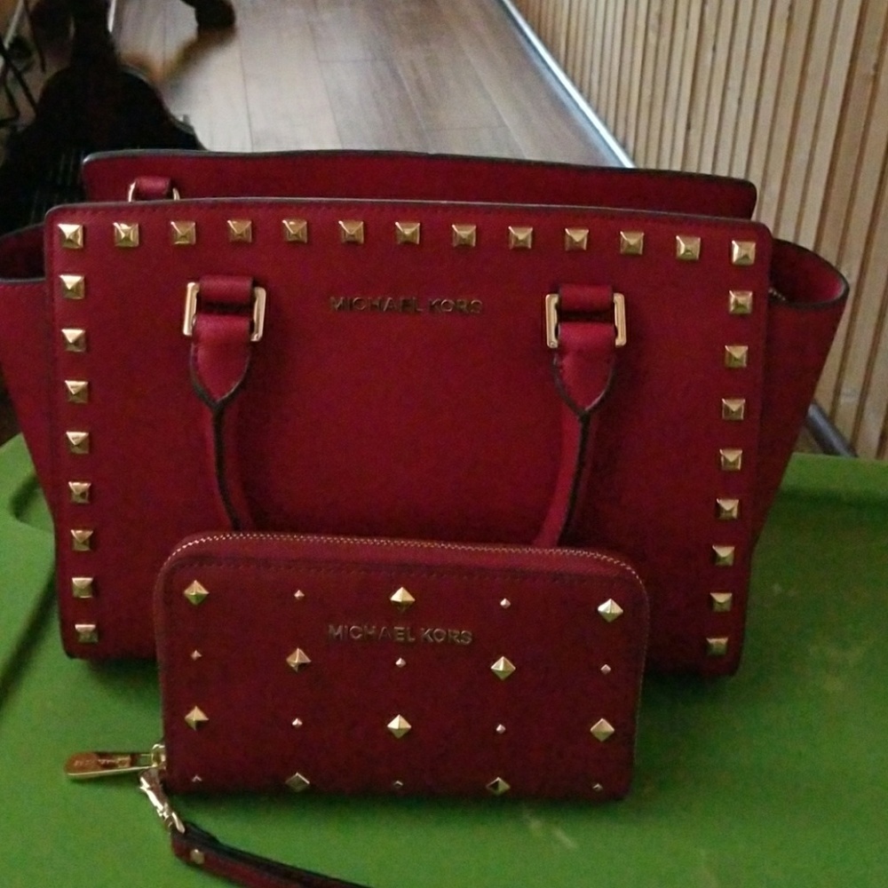Michael Kors Sutton Studet bag .